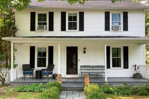 Litchfield Historic District House | Cozy Litchfield House with Fenced-In Yard and Fire Pit