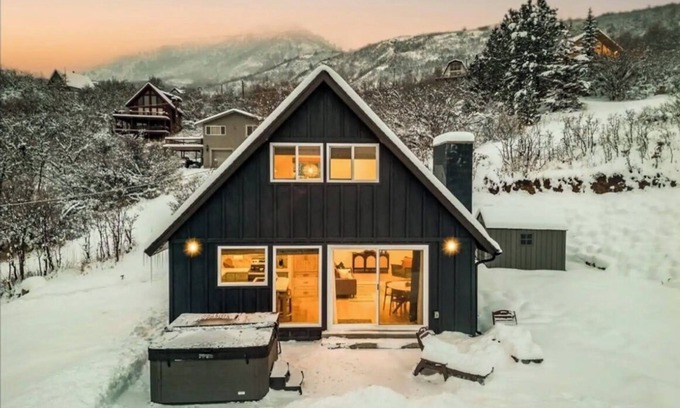 Midway Cabin | Cozy Little Cabin w/Hot Tubn