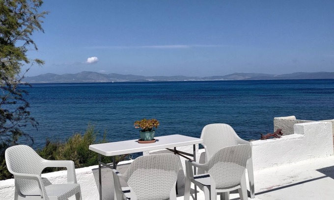 Paradisi House | Cozy little home next to the Sea with a patio