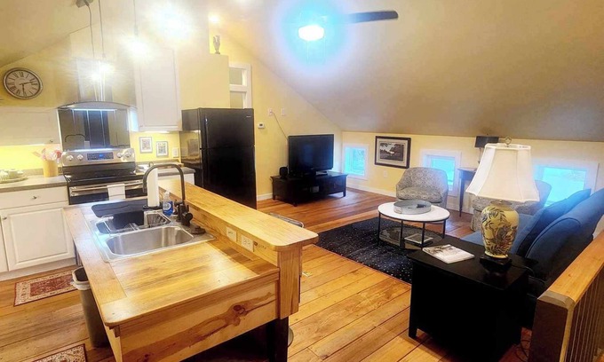 Summerville Historic District House | Cozy Loblolly Loft in charming Summerville