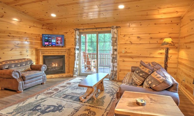 Millersburg Apartment | Cozy Lodge Suite with Balcony in Ohio's Amish Country