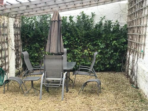 Barton-upon-Humber Apartment | Cozy lodge with private garden and bbq