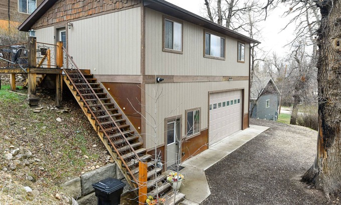 Spearfish Cabin | Cozy Loft Near Downtown Spearfish & City Park! Walk to Festivals/Restaurants