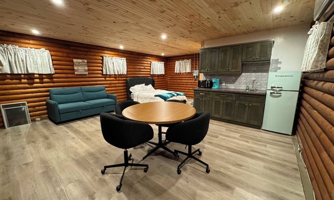 Cambridge Cabin | Cozy log cabin with AC and WiFi in quiet countryside and awesome night sky views