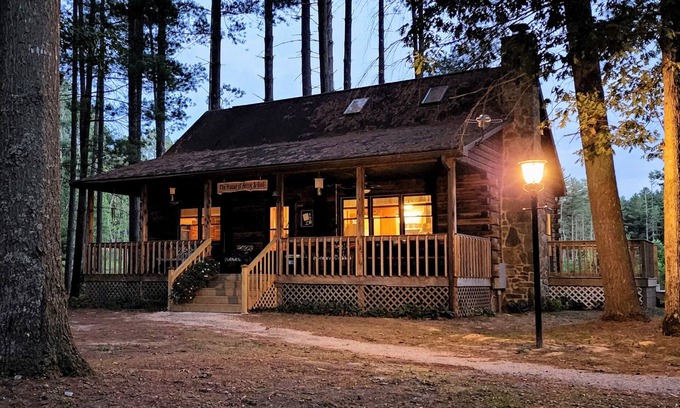 English Cabin | Cozy log cabin with modern amenities and a park view!