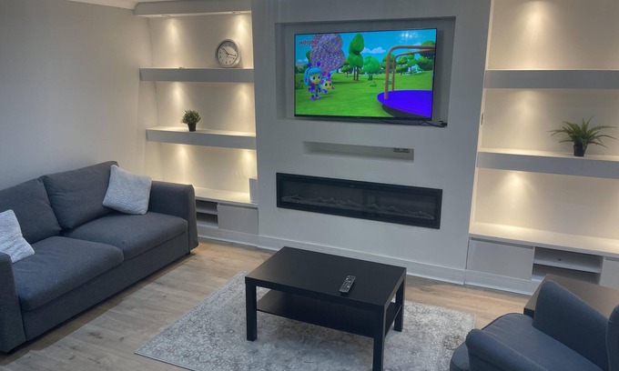 Thamesmead House | Cozy London Home with Three Bedrooms