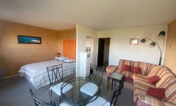 Bernieres-sur-Mer Apartment | Cozy love cocoon of 34 m² direct access to the sea