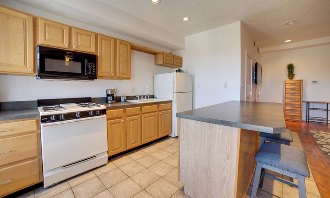 Lowell Apartment | Cozy Lowell Studio ~ 19 Mi to Grand Rapids!