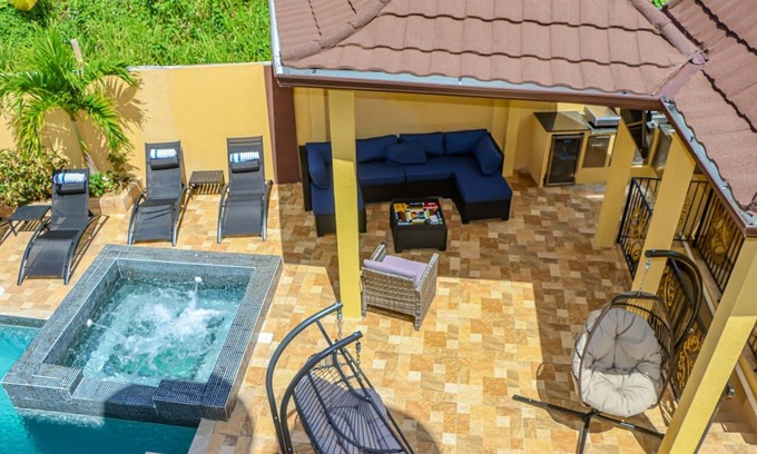 Green Island House | Cozy Luxury Hideaway With Free Wifi,Parking,Swimming Pool&Jacuzzi Near Negril 1b