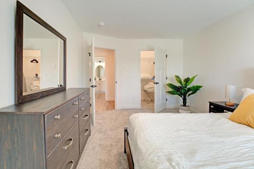 Auburn Apartment | Cozy Luxury Living in Auburn, Your Stylish Escape - 2BD 1BA Apartment, Free Parking, WiFi & Balcony!