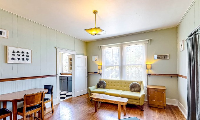 Lockhart House | Cozy Mid-Century Cottage | Lockhart