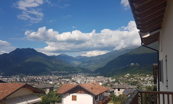 Susa Apartment | Cozy mini apartment with private parking 5 minutes from the lake