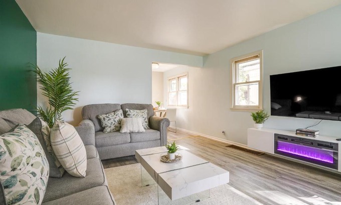 Morris Park House | Cozy Minneapolis Duplex - 10 Mi to Downtown!