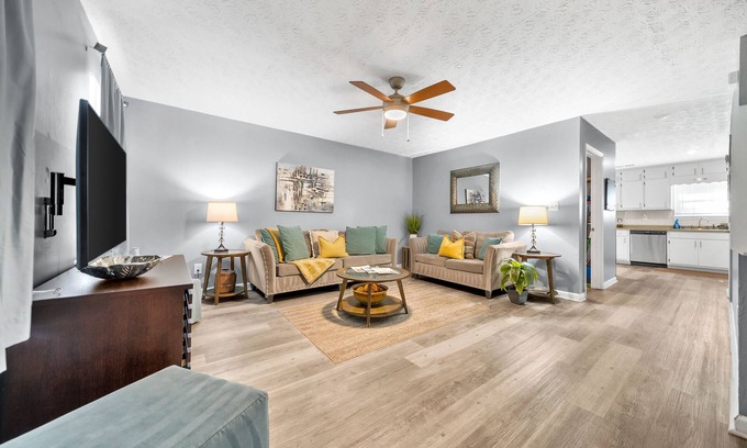 Jonesboro House | Cozy, modern 2 story townhome!