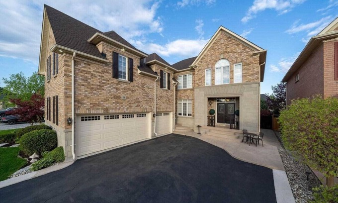 Brampton House | Cozy Modern Retreat Minutes from Pearson Airport – Perfect for Travelers!