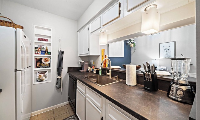 Neartown Apartment | Cozy Montrose Apt Nr Med Center, Downtown | WiFi