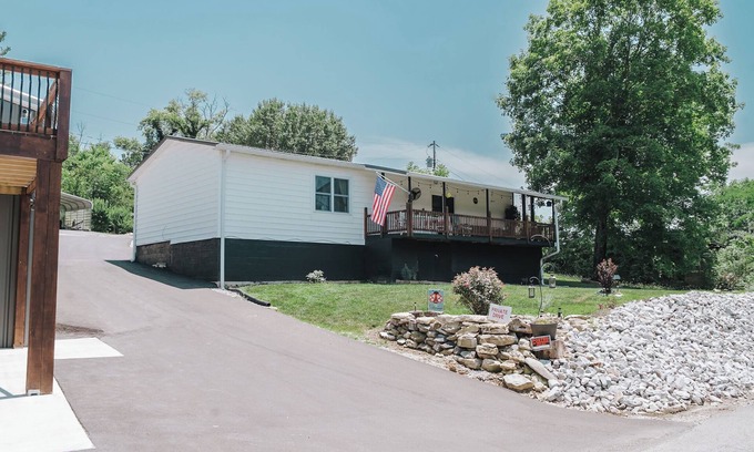 La Follette House | Cozy mountain view home just minutes to Powell Valley Marina at Norris Lake