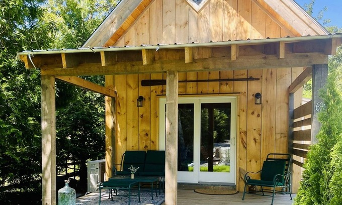 Vineyard Haven Cottage | Cozy New TimberFrame Vineyard Haven!