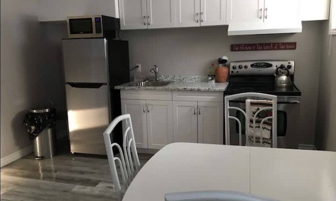 Barrie House | Cozy Newly Decorated Unit
