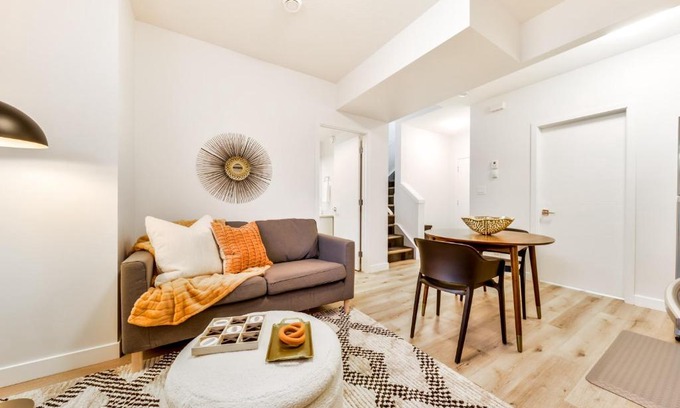 Jasper Place House | Cozy Nordic Utopia, Bsmt Suite near WEM & DT, King Bed, WiFi