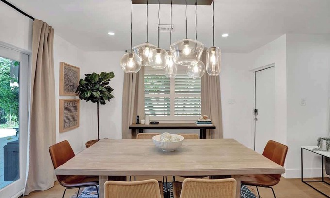 Lake Ridge Apartment | Cozy Oasis for 2 w/Insta-worthy Tropical Pool*