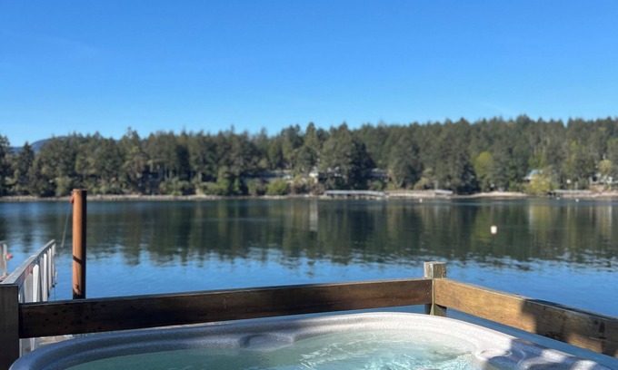 Long Harbour House | Cozy Oceanfront Paradise: Hot Tub, Sauna & Private Dock – 5 Min to Town!