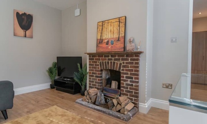 Brasted House | Cozy One Bedroom Cottage With Spacious Garden + BBQ
