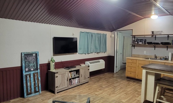 Van Zandt County Cabin | Cozy one bedroom one bath cabin with WiFi and AC/heat in quiet country setting.