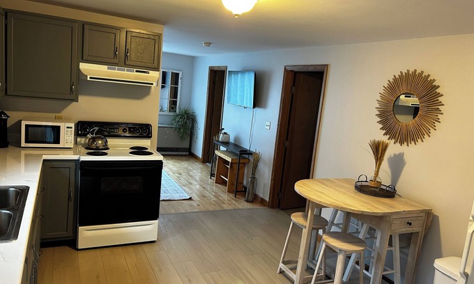 Clarendon Apartment | Cozy One-Bedroom Retreat with Mountain Views in charming Clarendon