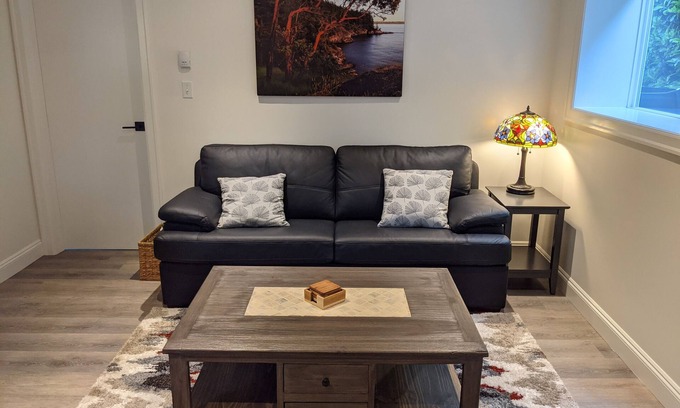 Sidney House | Cozy One-Bedroom Suite Close To The Ocean