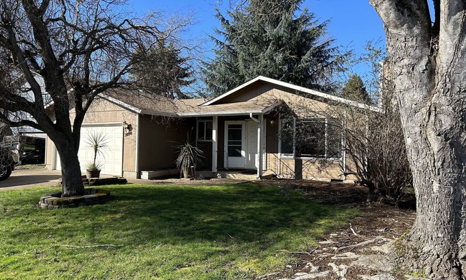 Bethel-Danebo House | Cozy Oregon home located close to airport and all local nattractions .