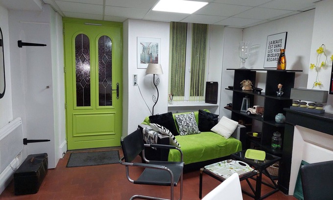 Vailly-sur-Sauldre Cottage | Cozy pet-friendly city home with shared courtyard and free WiFi in Vailly-sur-Sauldre