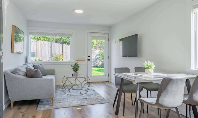 Greenwood House | Cozy Pet friendly Downstairs Retreat in Seattle