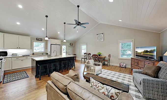 Flat Rock House | Cozy Pines