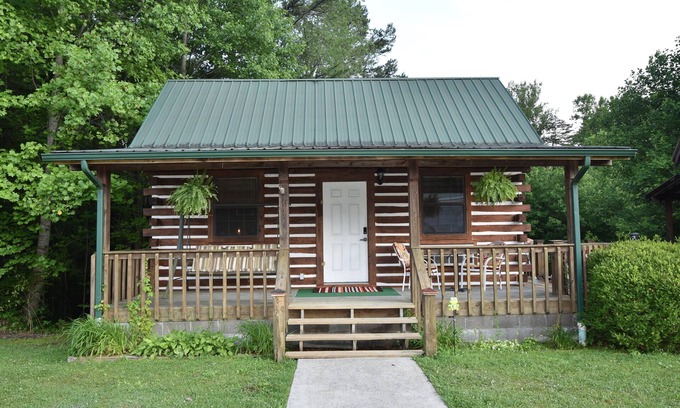Woodbine Cabin | Cozy Pondside Cabin five minutes from Laurel Lake
