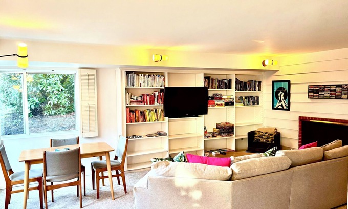 North Beach/Blue Ridge House | Cozy private apartment with parking Olympic Manor, Ballard, North Beach