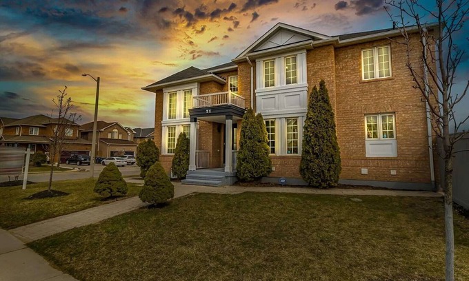 Brampton House | Cozy Private Bedroom in Dog-Loving Home – Meet Leo, Our Friendly Lab!