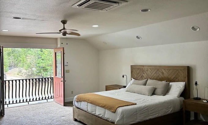 McCall House | Cozy Private McCall Downtown Remodeled Studio