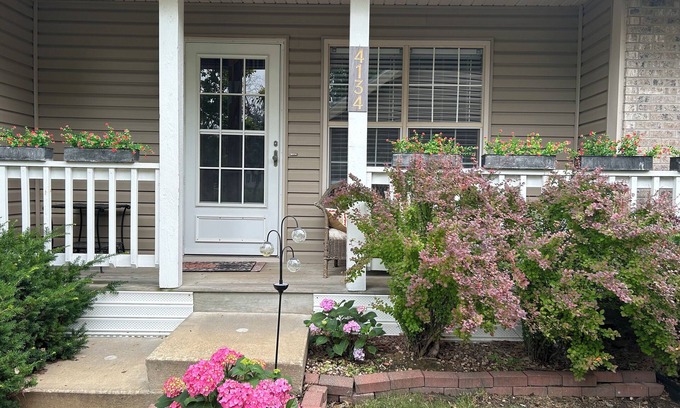 Cedar Rapids - Iowa City Condo | Cozy & Quaint 2 bedroom condo in nice NE Cedar Rapids with AC, WiFi