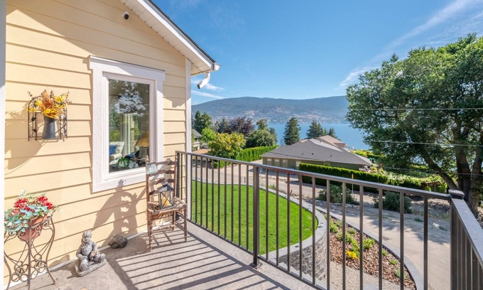 Okanagan-Similkameen House | Cozy, Quaint Home With Stunning Views , 5 Minutes Walk To The Lake