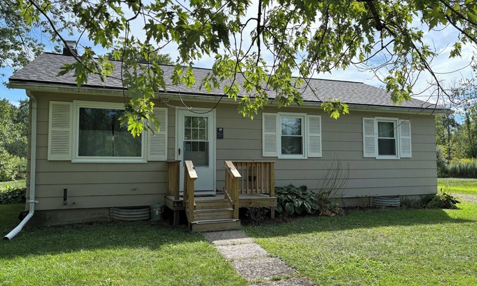 Hudson House | Cozy Quiet 3BR Fox Cottage 10 min from downtown Hudson