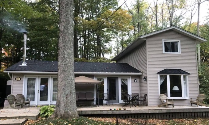Point Clark Cottage | Cozy, quiet cottage 5min walk to beach with all home amenities