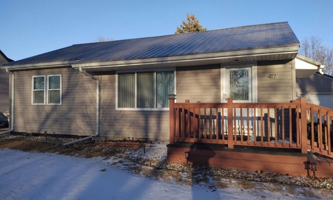 Pipestone Historic District House | Cozy refreshed 2-bedroom bungalow with AC, WiFi in historic Pipestone, MN