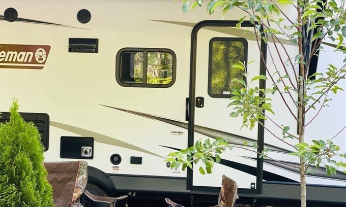 Newport House | Cozy relaxing Camper in the Woods, Pet friendly,hiking