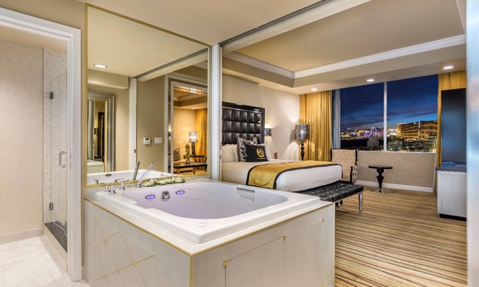 Las Vegas Resort | Cozy resort in Las Vegas with fitness room, WiFinSleeps up to 4 Guestsnnn