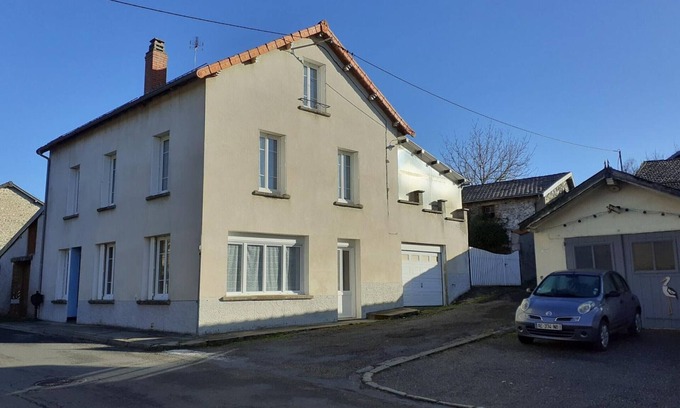Ferrieres-sur-Sichon Cottage | Cozy Retreat in Southern France: Mountain Views, Hiking, Skiing, Terrace, Pets Welcome, Free WiFi