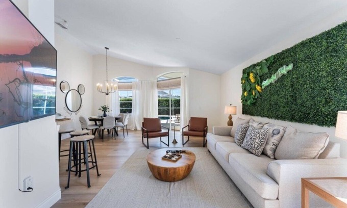 Westbury House | Cozy retreat 4BR private pool near Disney and Lego