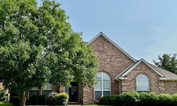 Allen House | Cozy retreat 5 miles away from numerous restaurants & shopping spots