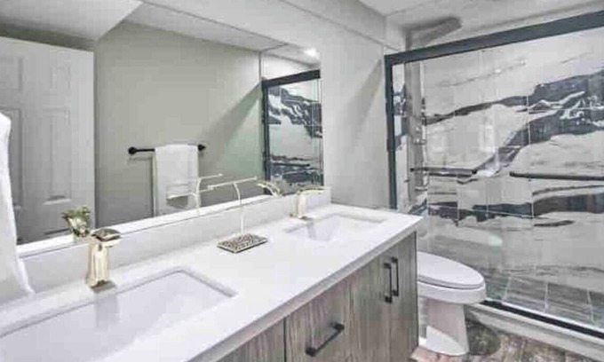 Whitby Apartment | Cozy Retreat Great for Short/Long Term Stays.
