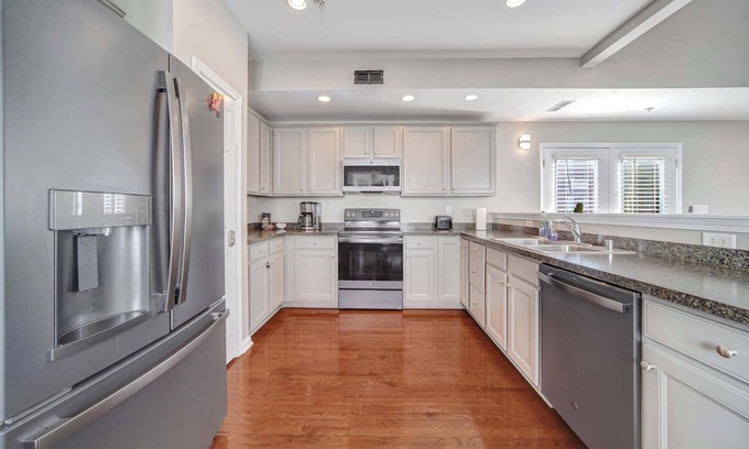 Prospect House | Cozy Retreat in Norton Commons, Walk to Everything